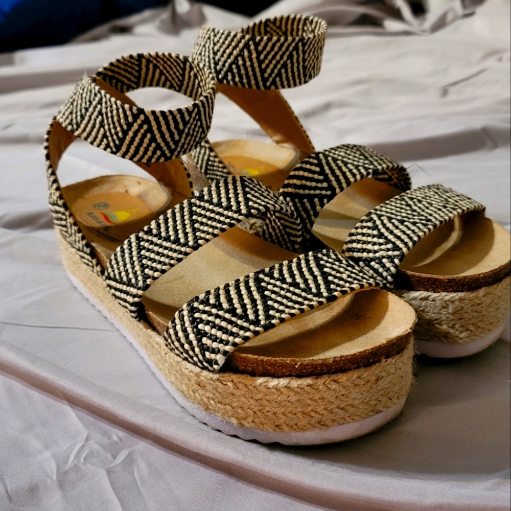 FINAL SALE: Size 7M Black/Beige Wedge Sandals